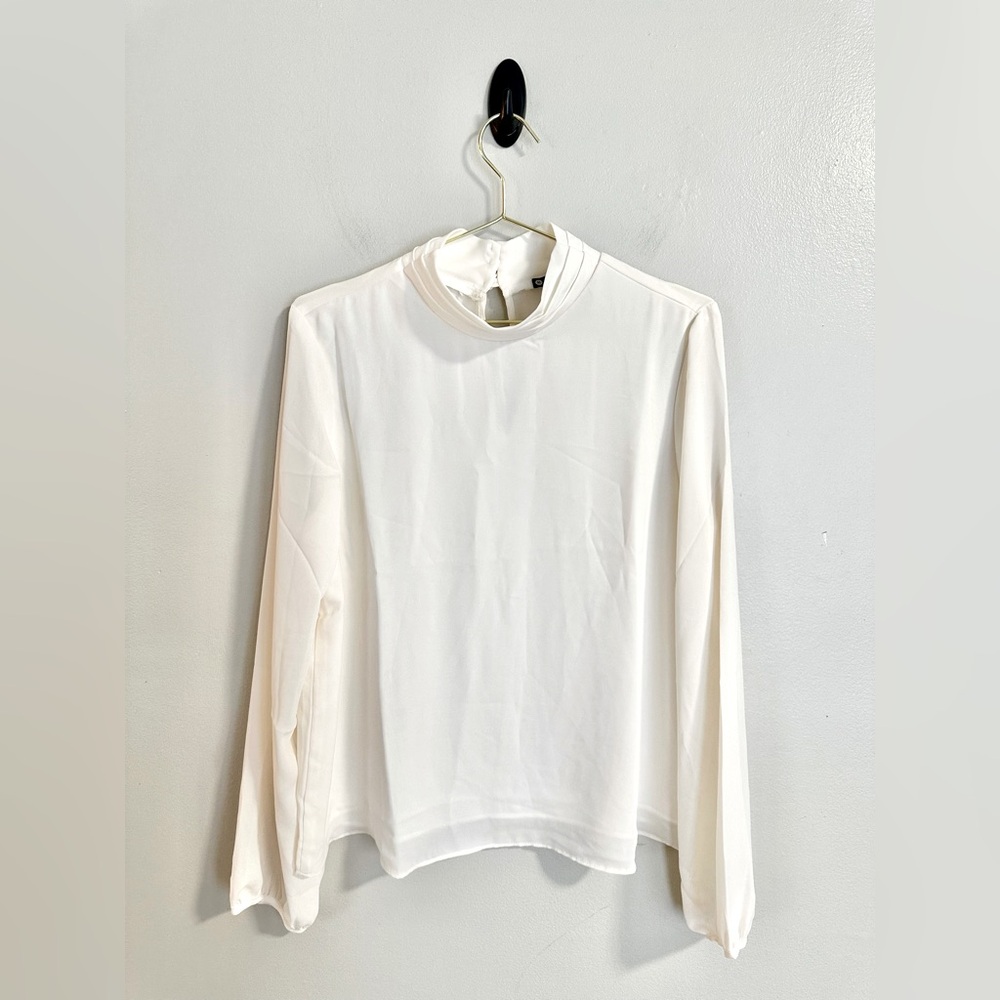 Krisa White Long Sleeve Mock Neck Top size Medium. New with tag